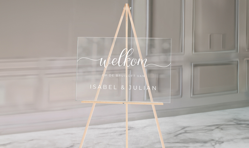 Heet gasten welkom met een plexiglas welkomstbord in stijl van de trouwkaart.