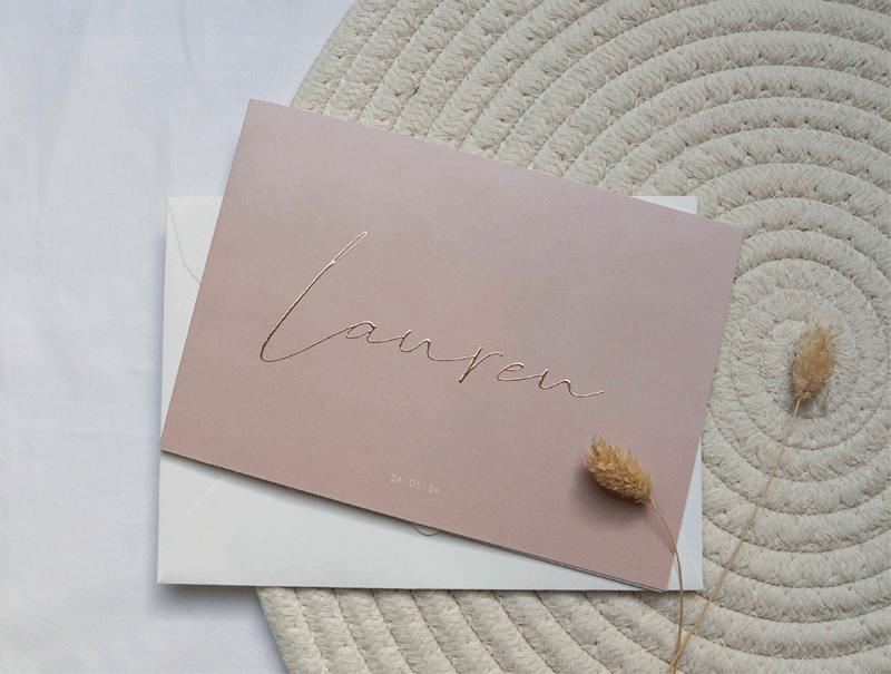 Minimalistisch geboortekaartje voor een meisje met roségoudfolie ontwerp je eenvoudig bij Lab 1823 designstudio