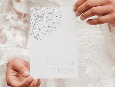 Minimalistische trouwkaart met getekende Roos, afgewerkt met zilverfolie spetters en gedrukt op het prachtige structuurpapier Linnen