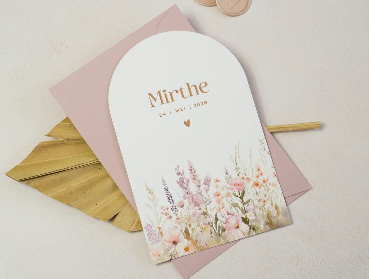 Trend geboortekaartje met geschilderde bloemen.