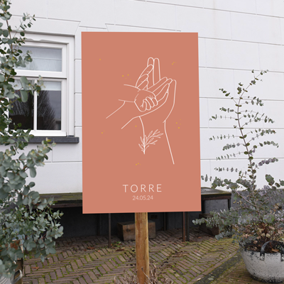 Geboorte aankondiging Tove. Een tuinbord in een oudroze tint met drie handen in line art.
