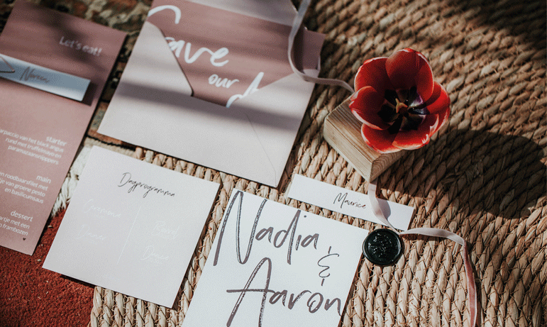 Botanisch trouwkaartStoere weddingstationery met de teksten in inktmarker stijl toegepast in roségoudfolieje met geschilderde watercolor bladeren en afgwerkt met roségoudfolie